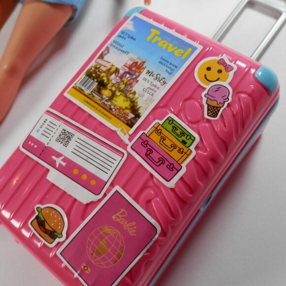 2018 Barbie Travel Themed Doll With Pink Suitcase Backpack Neck Pillow FWV25 - Picture 6 of 11